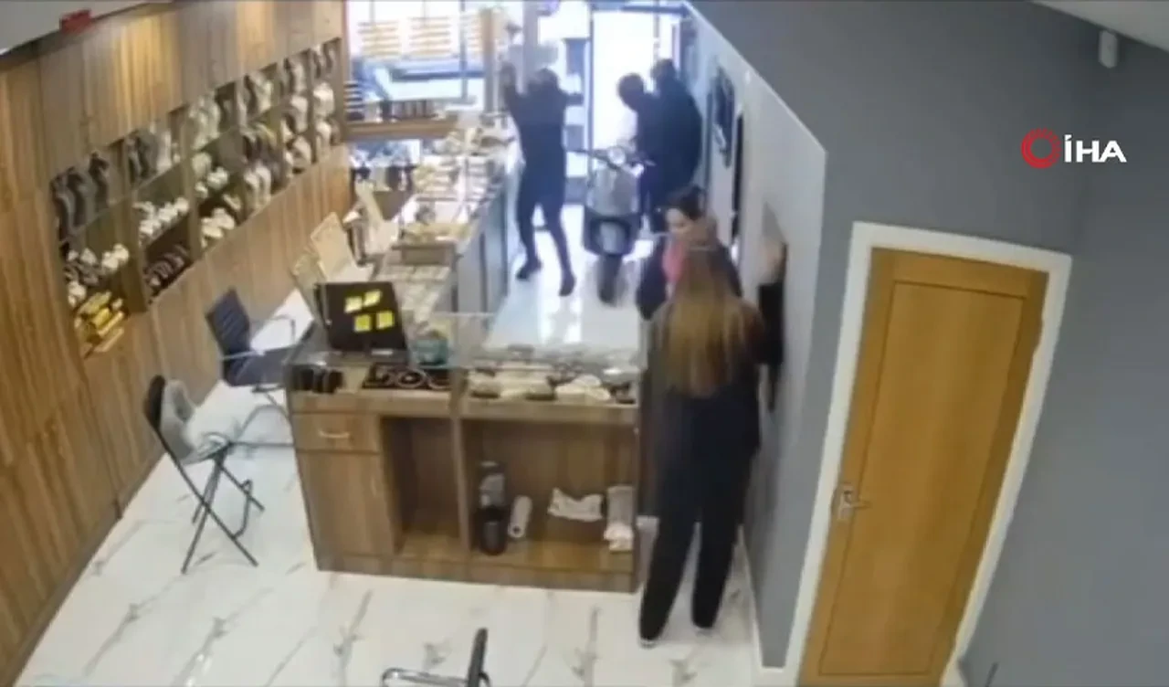 Londra’da eşine az rastlanır soygun! Türk kuyumcu dükkanı palalı hırsızların hedefindeydi