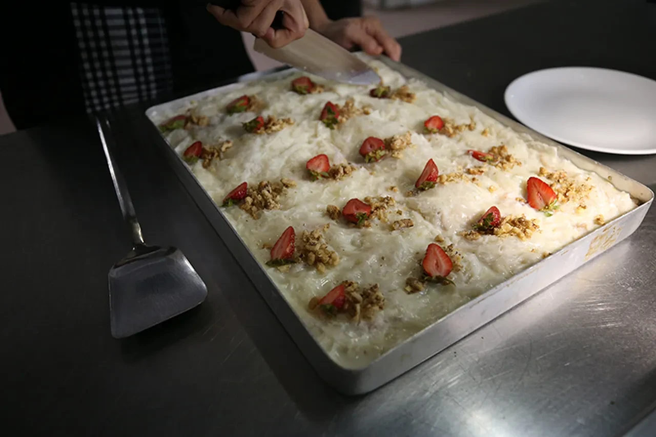 Mideyi yormasın diye sarayda icat edildi: Ramazan'ın gülü 'Güllaç"ın 600 yıllık reçete hikayesi