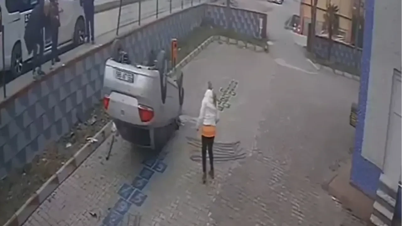 Otomobil cami bahçesine uçtu! O anlar kamerada 