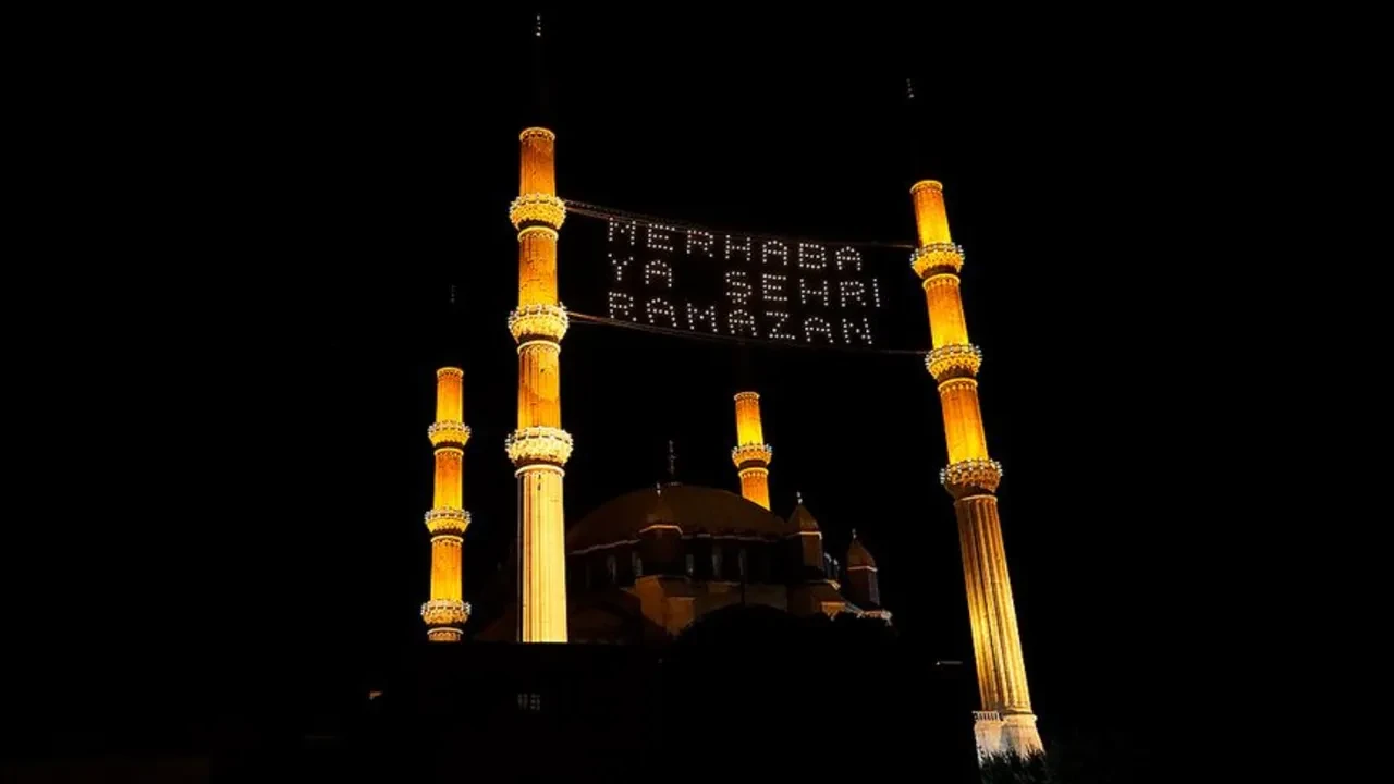 Ramazan ayının en önemli simgelerinden… Mahya sanatı bakın nasıl ortaya çıkmış