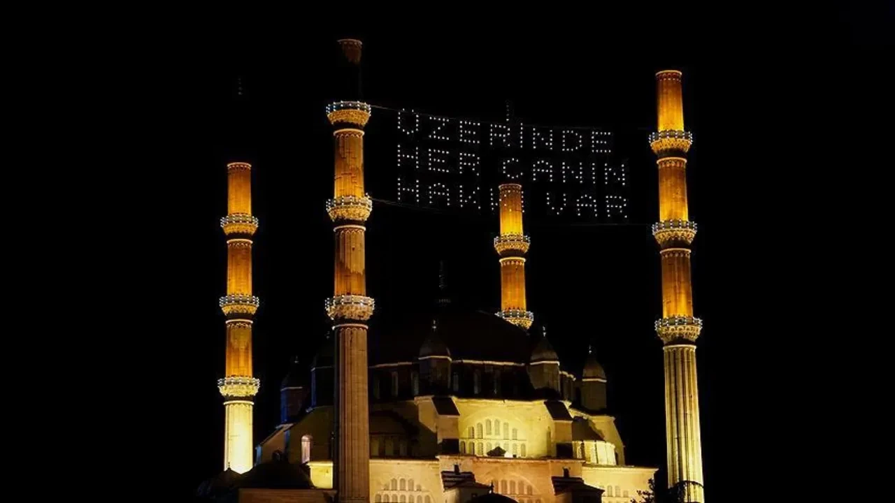 Ramazan ayının en önemli simgelerinden… Mahya sanatı bakın nasıl ortaya çıkmış