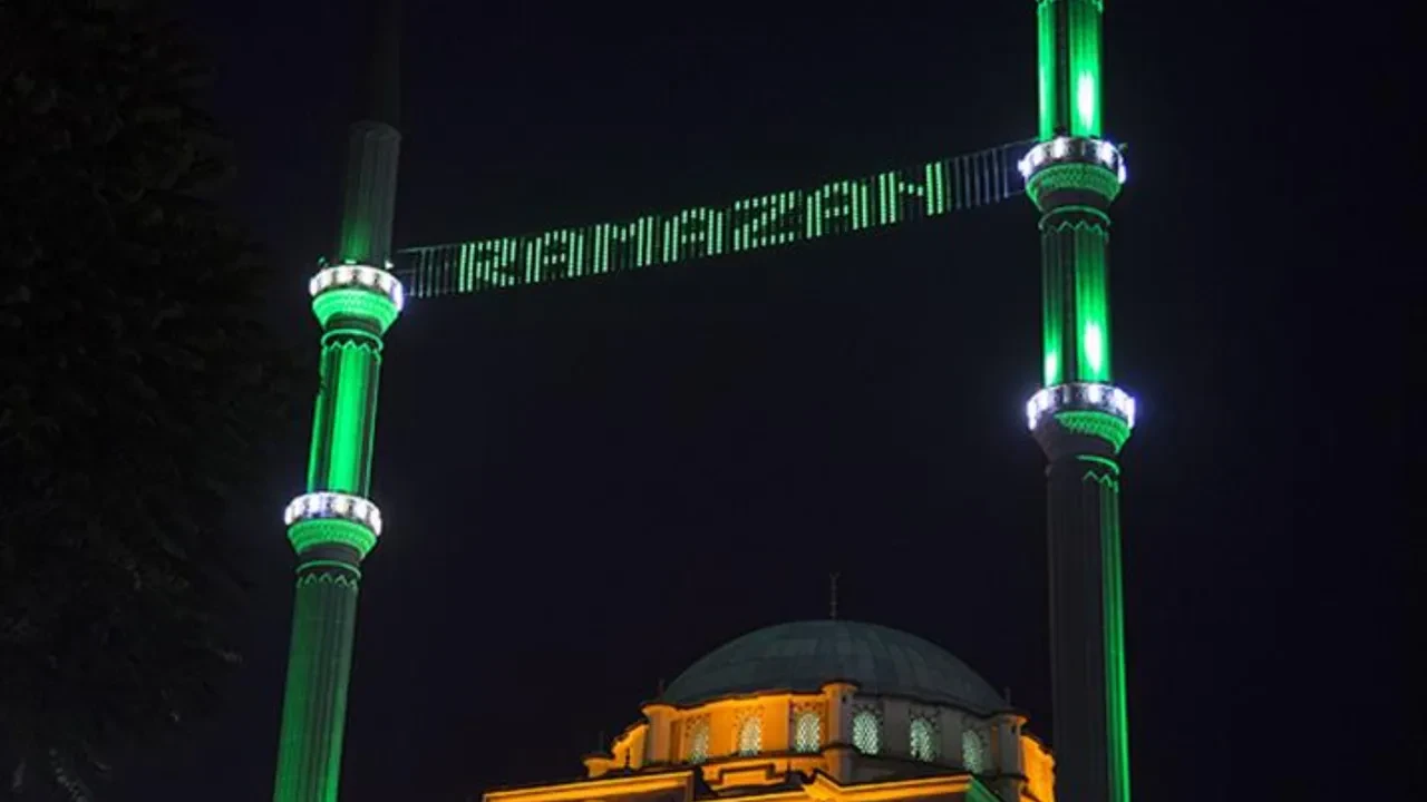 Ramazan ayının en önemli simgelerinden… Mahya sanatı bakın nasıl ortaya çıkmış