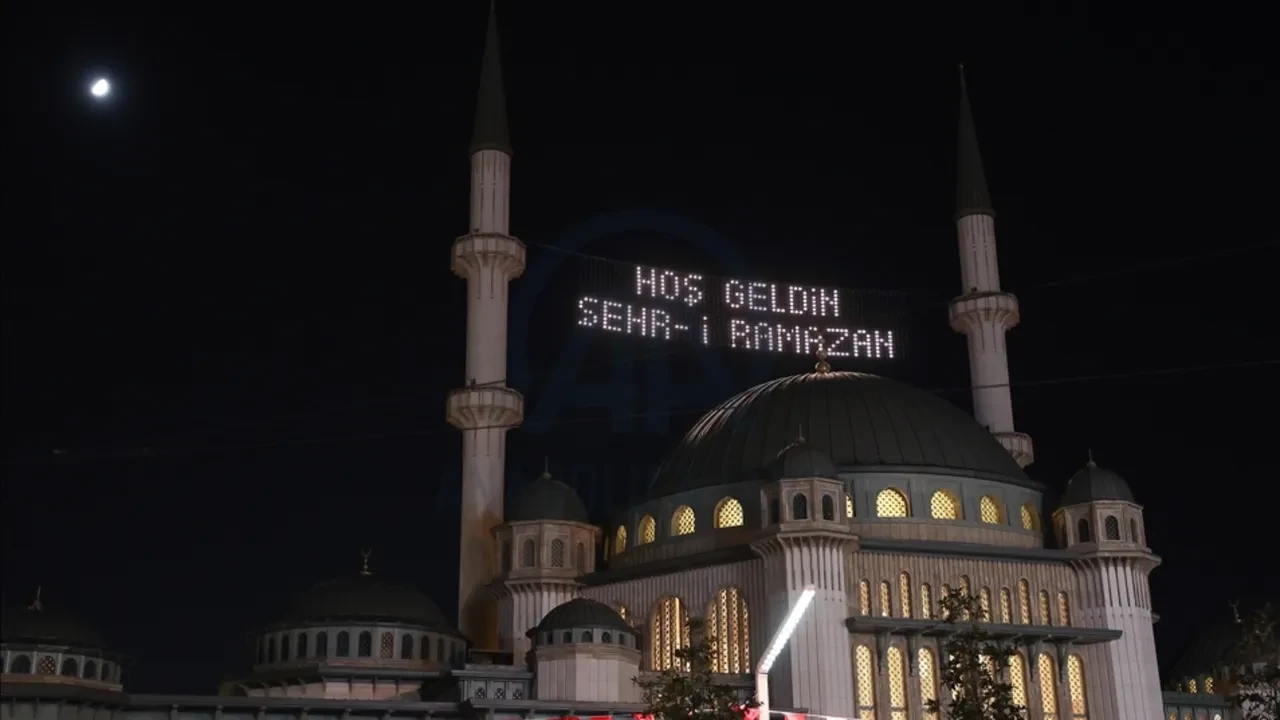 Ramazan ayının en önemli simgelerinden… Mahya sanatı bakın nasıl ortaya çıkmış