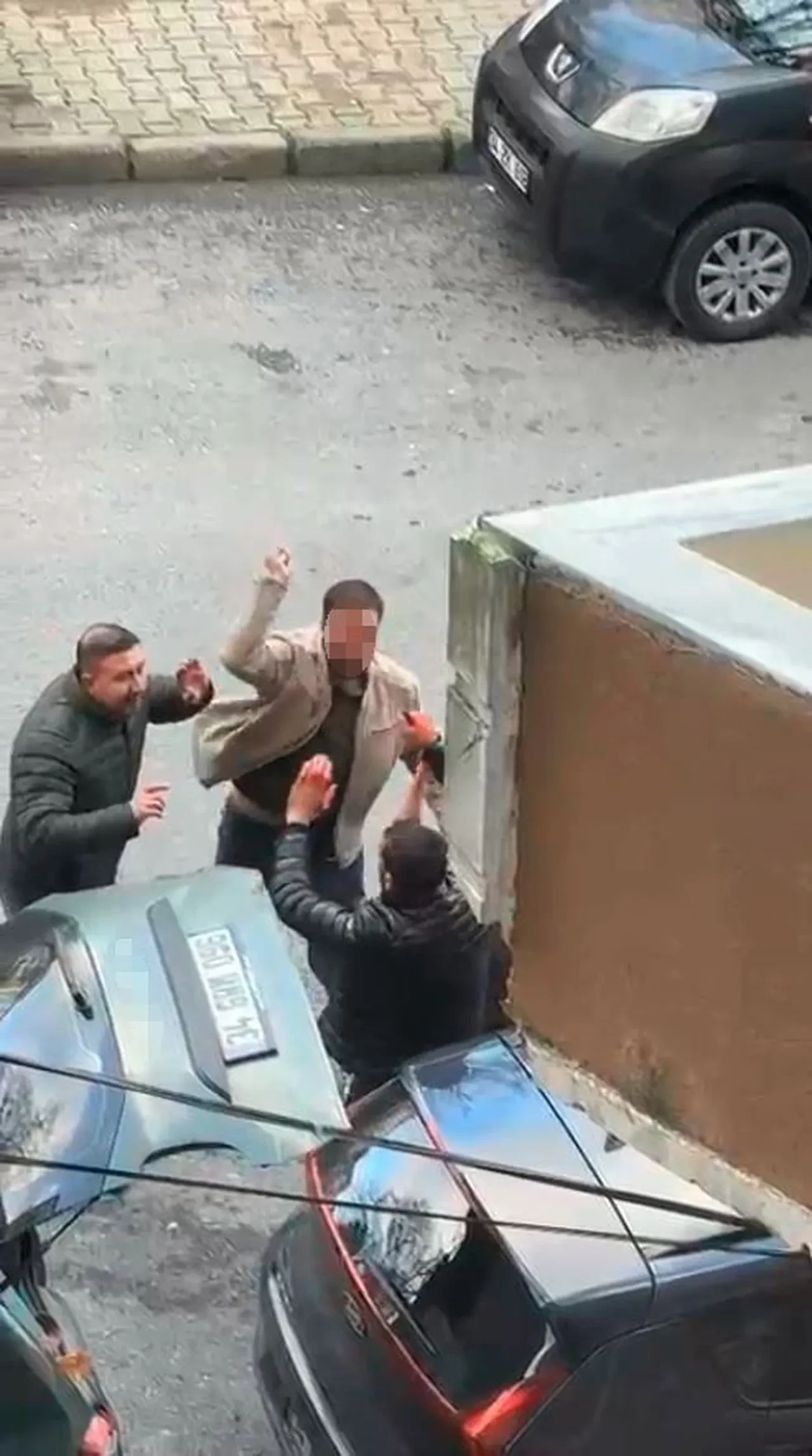 Sokak ortasında dehşet! Eşinin sevgilisini defalarca bıçakladı: Çığlıkları mahallede yankılandı 