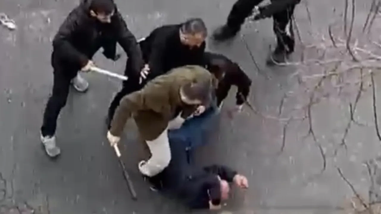 Cadde ortasında sopalı kavga dehşeti! Yol verme tartışması kavgaya dönüştü