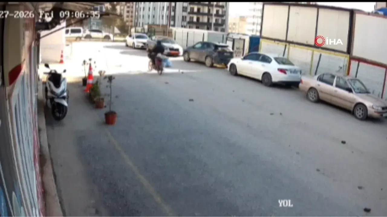 Çatının park halindeki 2 aracın üzerine uçtuğu anlar kamerada!