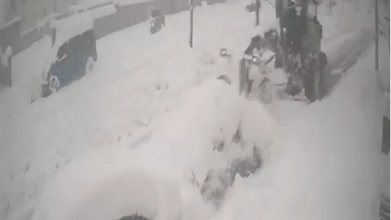 Erzincan’da kar temizleme aracı, karda görünmeyen otomobile çarptı: Sürücü ancak durunca anladı