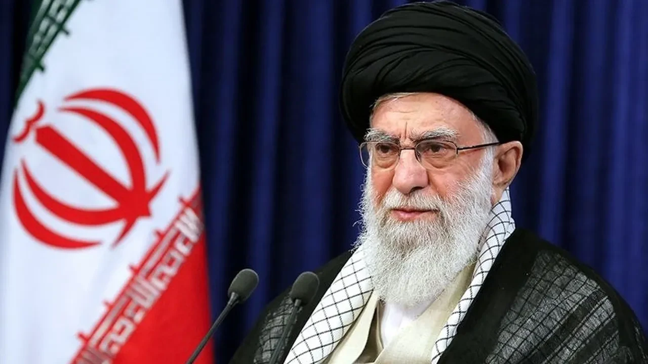 Hamaney'in konutu hedef alındı! Evinin yakınına 7 füze peş peşe isabet etti 