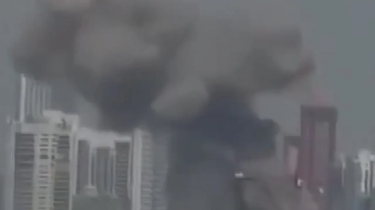 İran, ABD üslerine saldırdı! Abu Dabi'de patlama anları