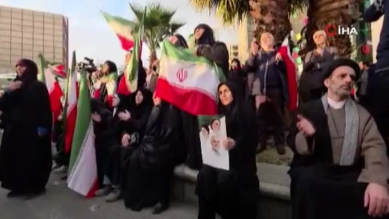 Tahran'da ABD-İsrail saldırıları protesto ediliyor 