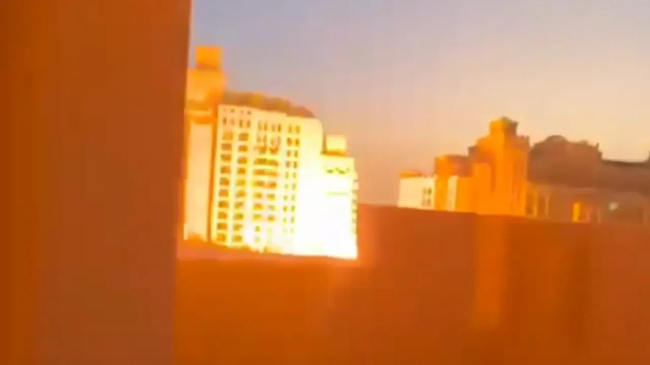 İran'ın Dubai'yi vurduğu anlar kamerada! Şehrin ortasına balistik füze düştü