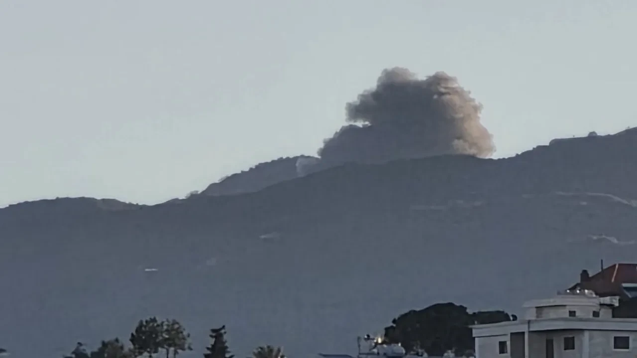 İsrail’in, Lübnan’ın güneyine hava saldırı anı kamerada!