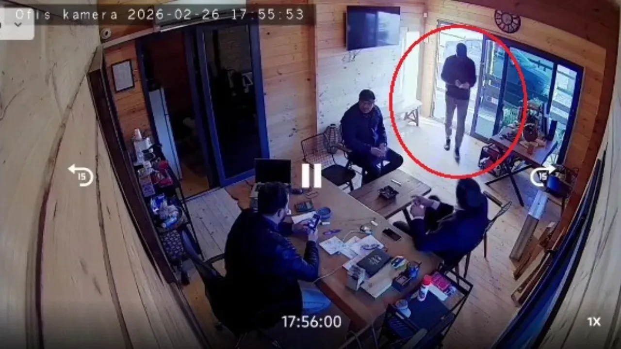 Müşteri sanıp tokalaştığı şahsın silahlı saldırısına uğradı! Ölümle burun buruna anlar kamerada 