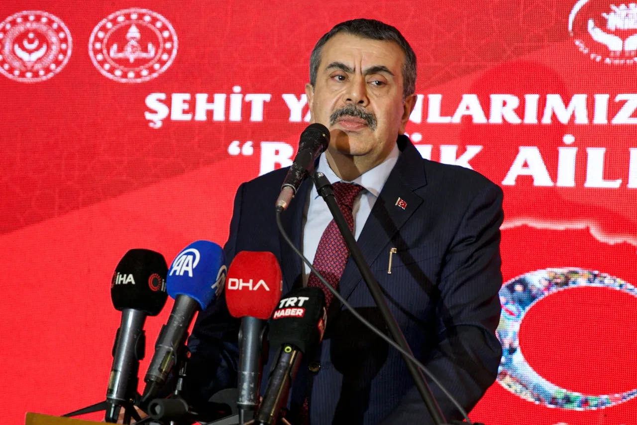 Okullarda ara tatil kalkacak mı? Milli Eğitim Bakanı Yusuf Tekin tartışmalara son noktayı koydu