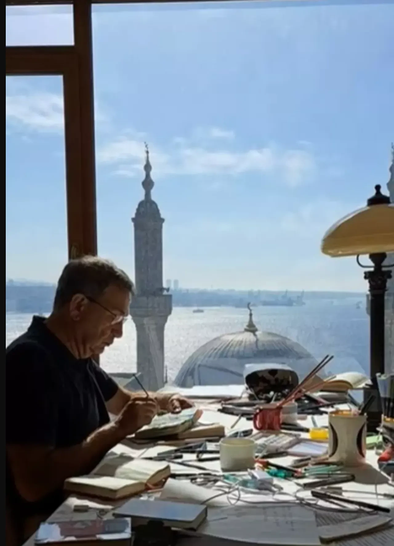 Orhan Pamuk'a ait Beyoğlu'ndaki apartman yıkılıyor 