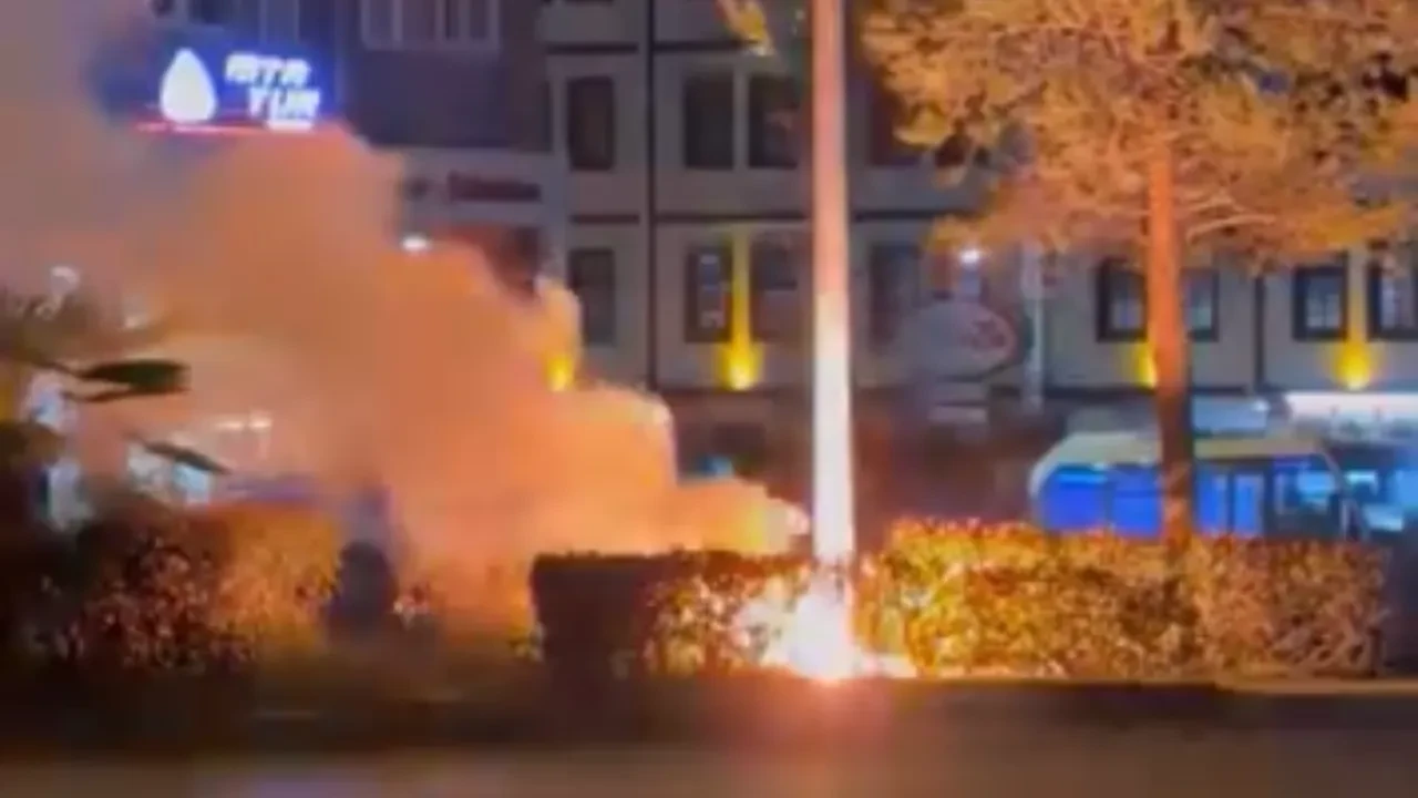 Sokakta panik! Aydınlatma direğinin kabloları alev aldı, vatandaş ne yapacağını şaşırdı