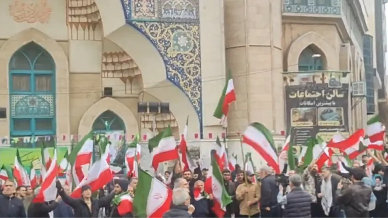 Tahran'da halk sokağa döküldü! ABD ve İsrail karşıtı sloganlar atılıyor: “Taviz yok, teslimiyet yok!"