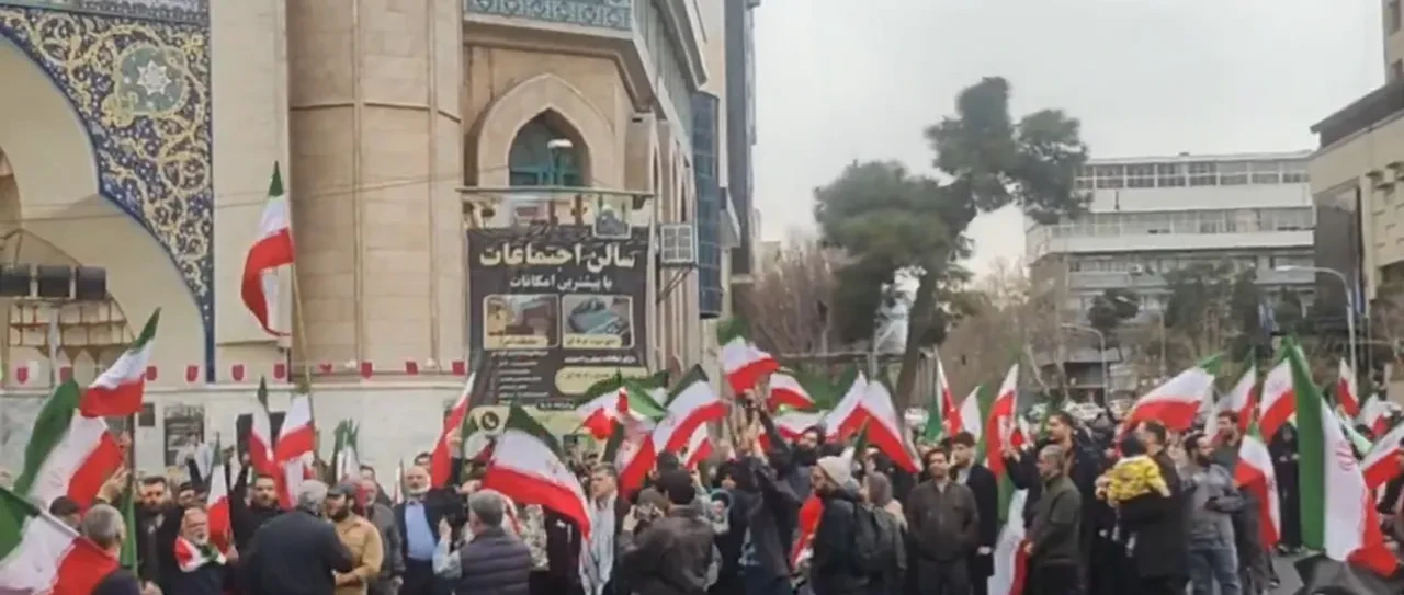 Tahran'da halk sokağa döküldü! ABD ve İsrail karşıtı sloganlar atılıyor: “Taviz yok, teslimiyet yok!"