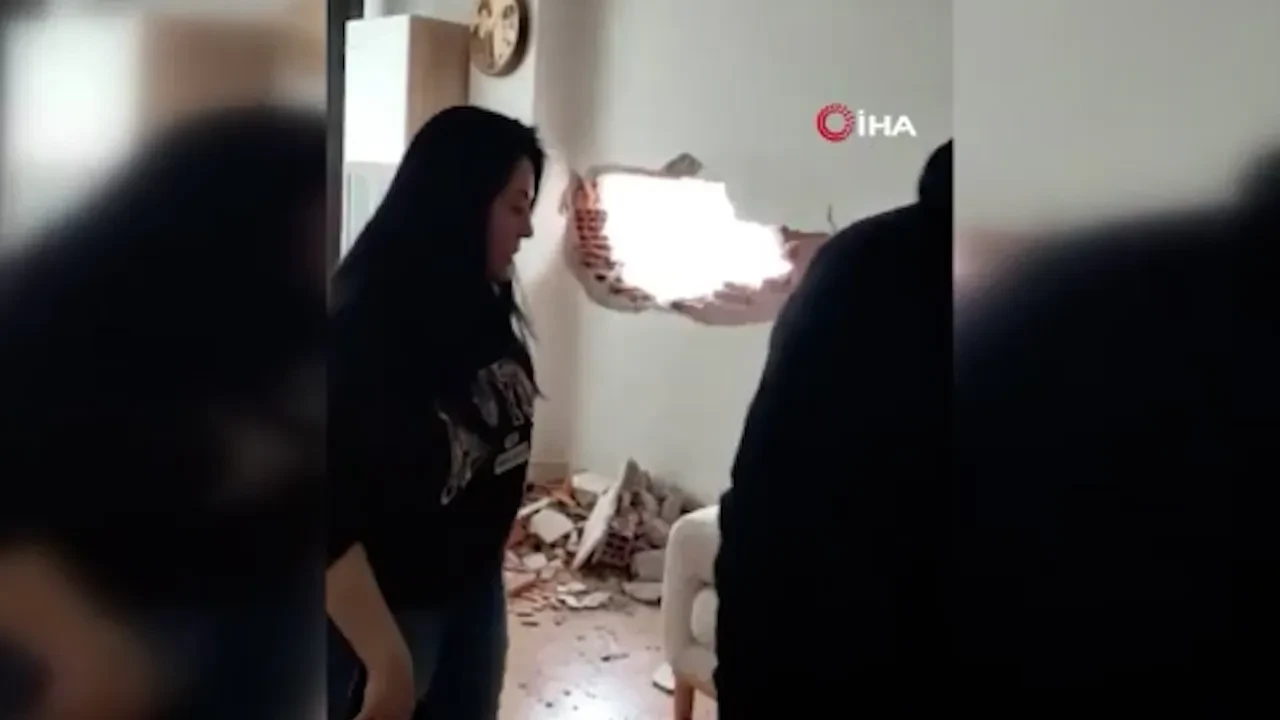 Yıkım yapan kepçe komşu eve girdi! Genç kadının çığlıkları mahallede yankılandı