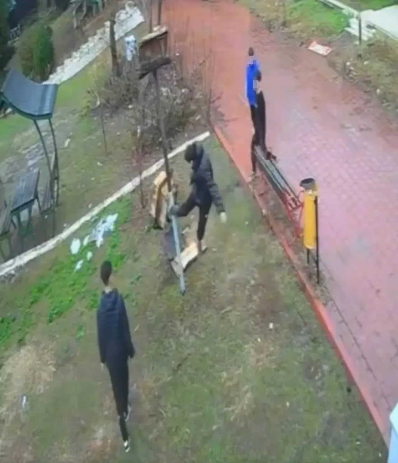 Adana'daki parkta kuş yuvasını yıktılar! Saldırgan 4 çocuğa ev hapsi