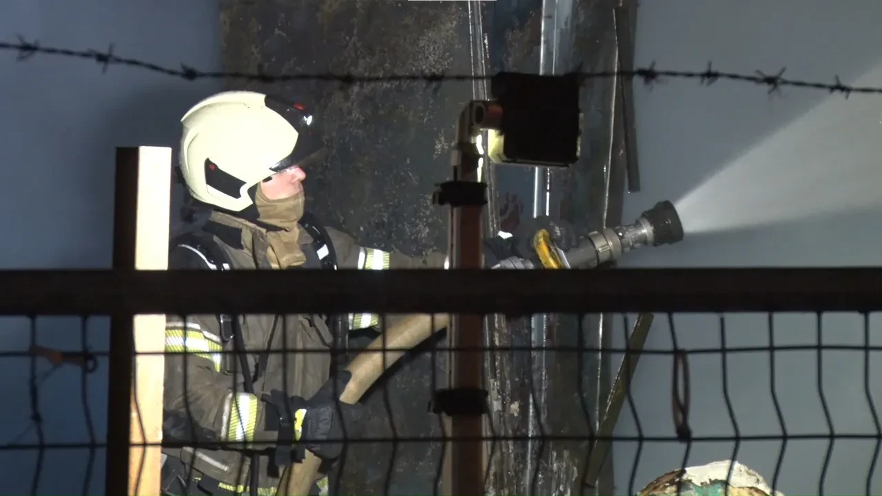 Ataşehir'de yangın paniği! Gecenin karanlığını alevler aydınlattı