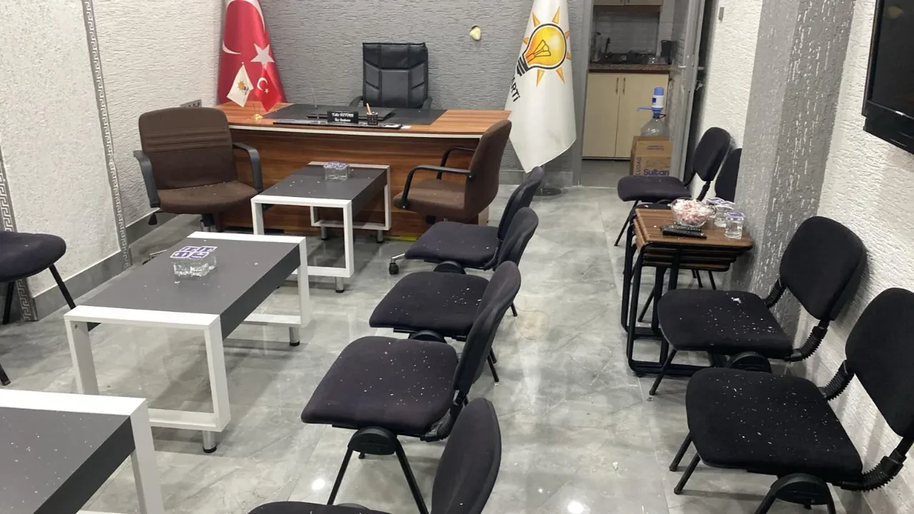 Balıkesir'de AK Parti binasına saldırı