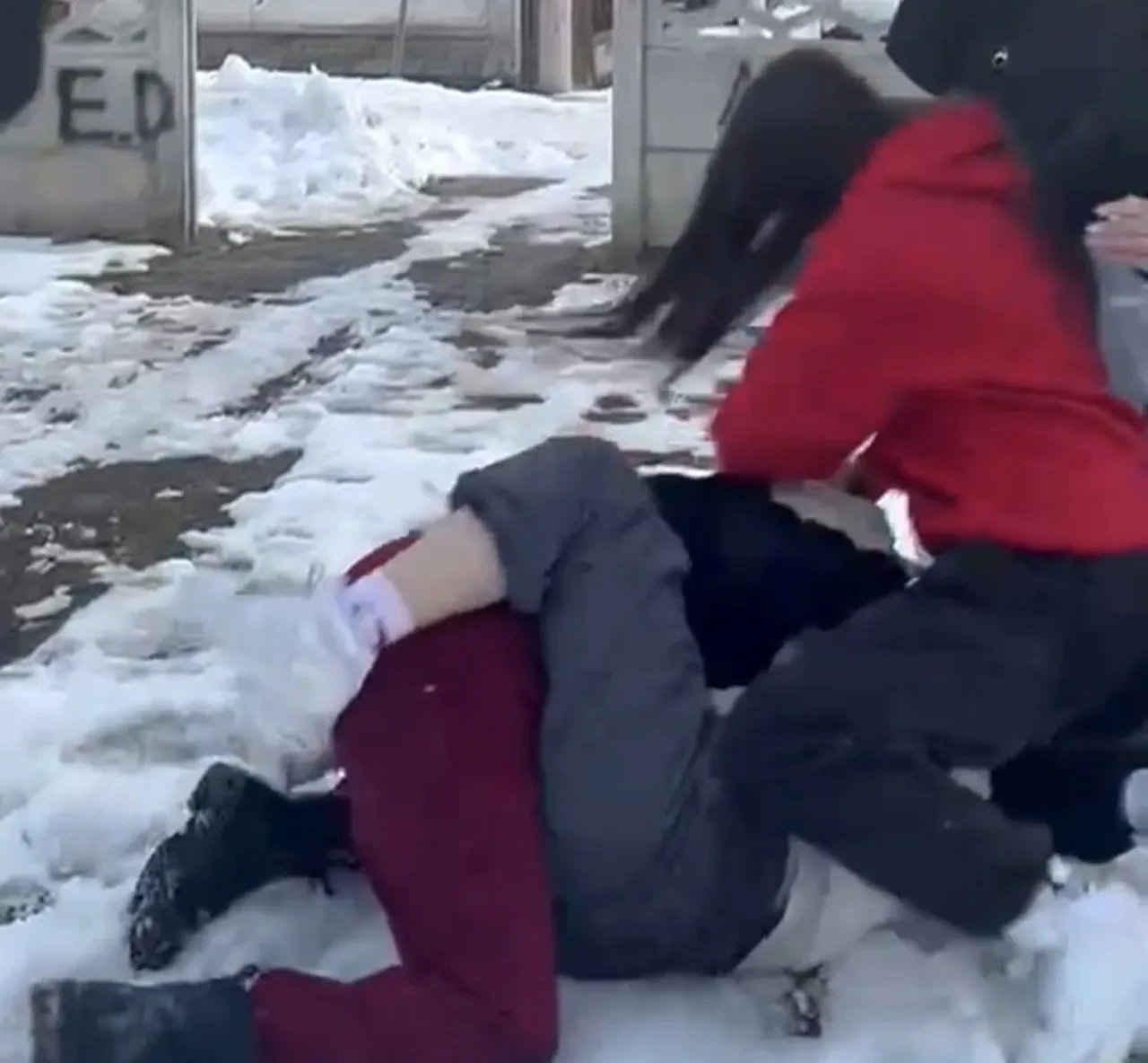 Bolu'da dehşete düşüren akran zorbalığı! Saçlarından sürükleyip dakikalarca darp ettiler