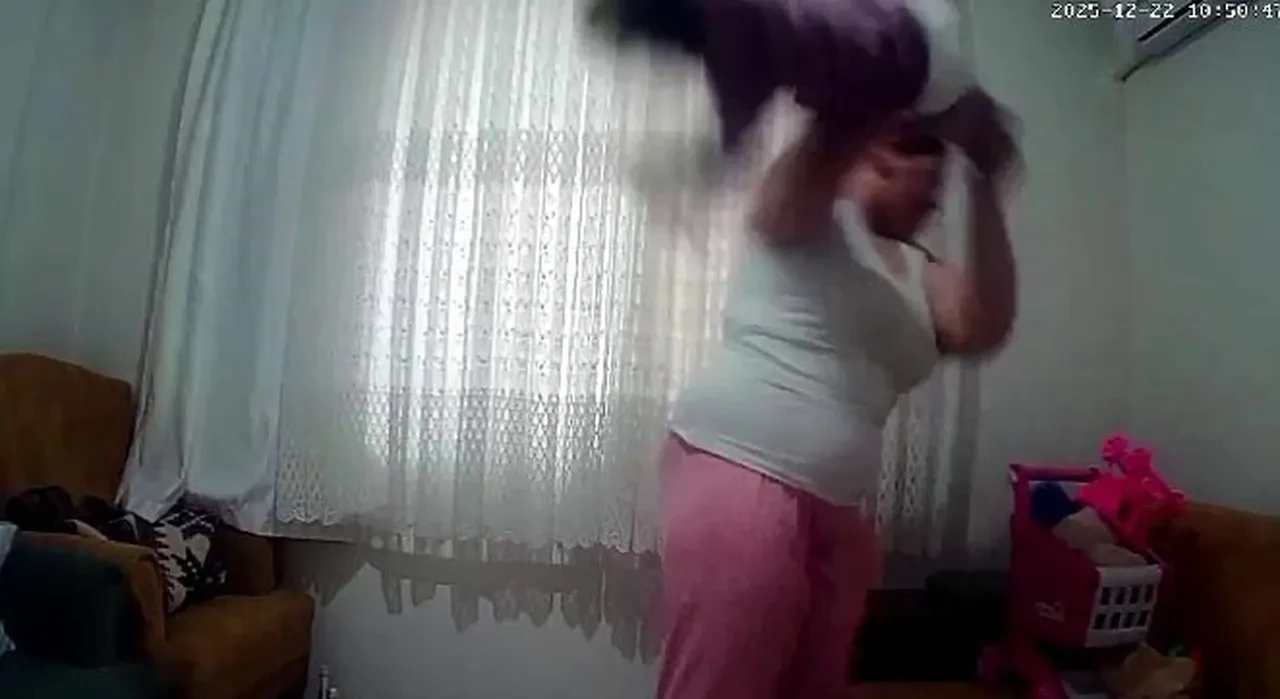 Böyle anne olmaz olsun! Bebeğe defalarca tokat attı, ayaklarından tutup fırlattı 