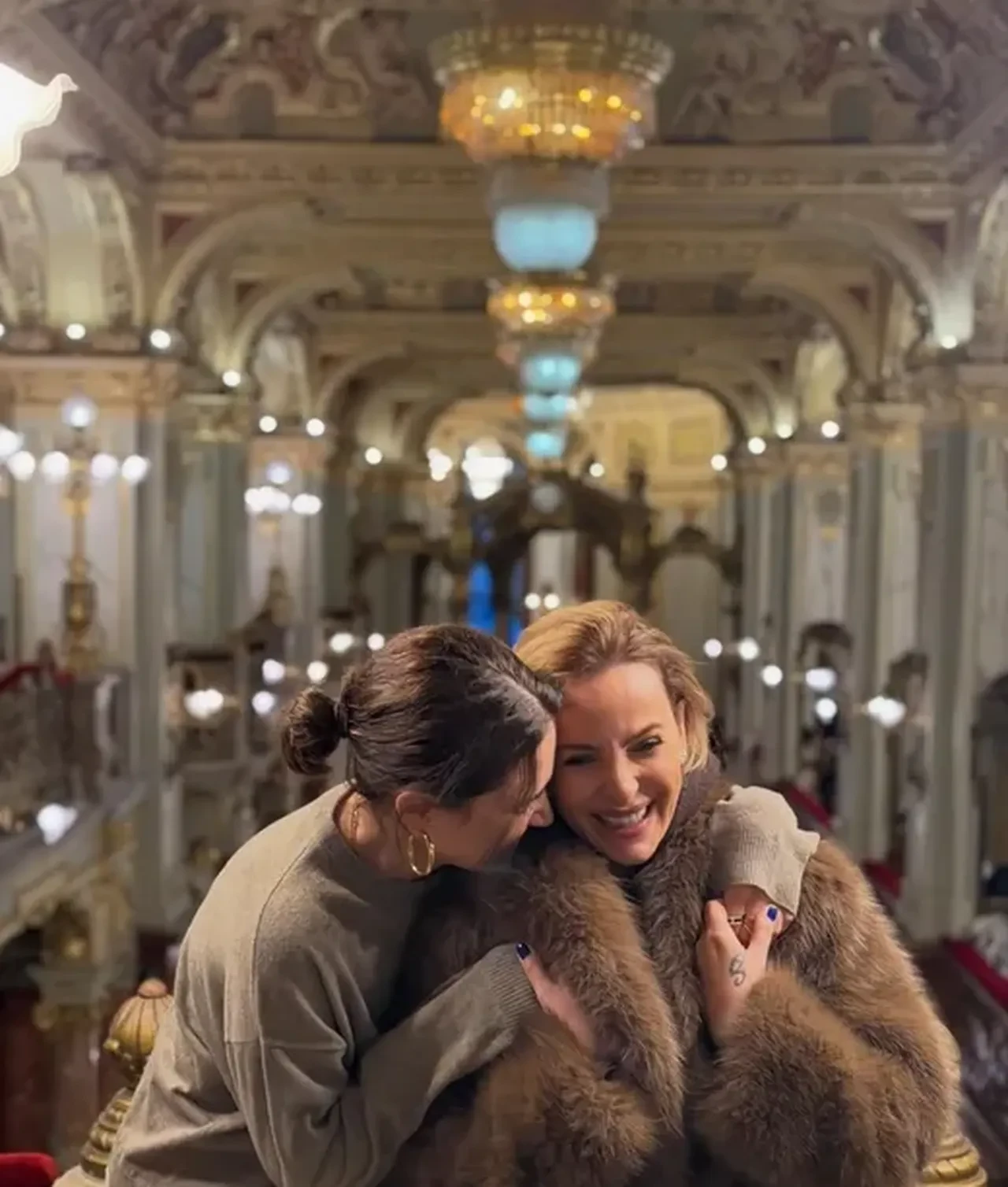 Buse Varol ile Merve Tektaş aralarındaki buzları eritti! Viyana çıkarmasına beğeni yağdı 