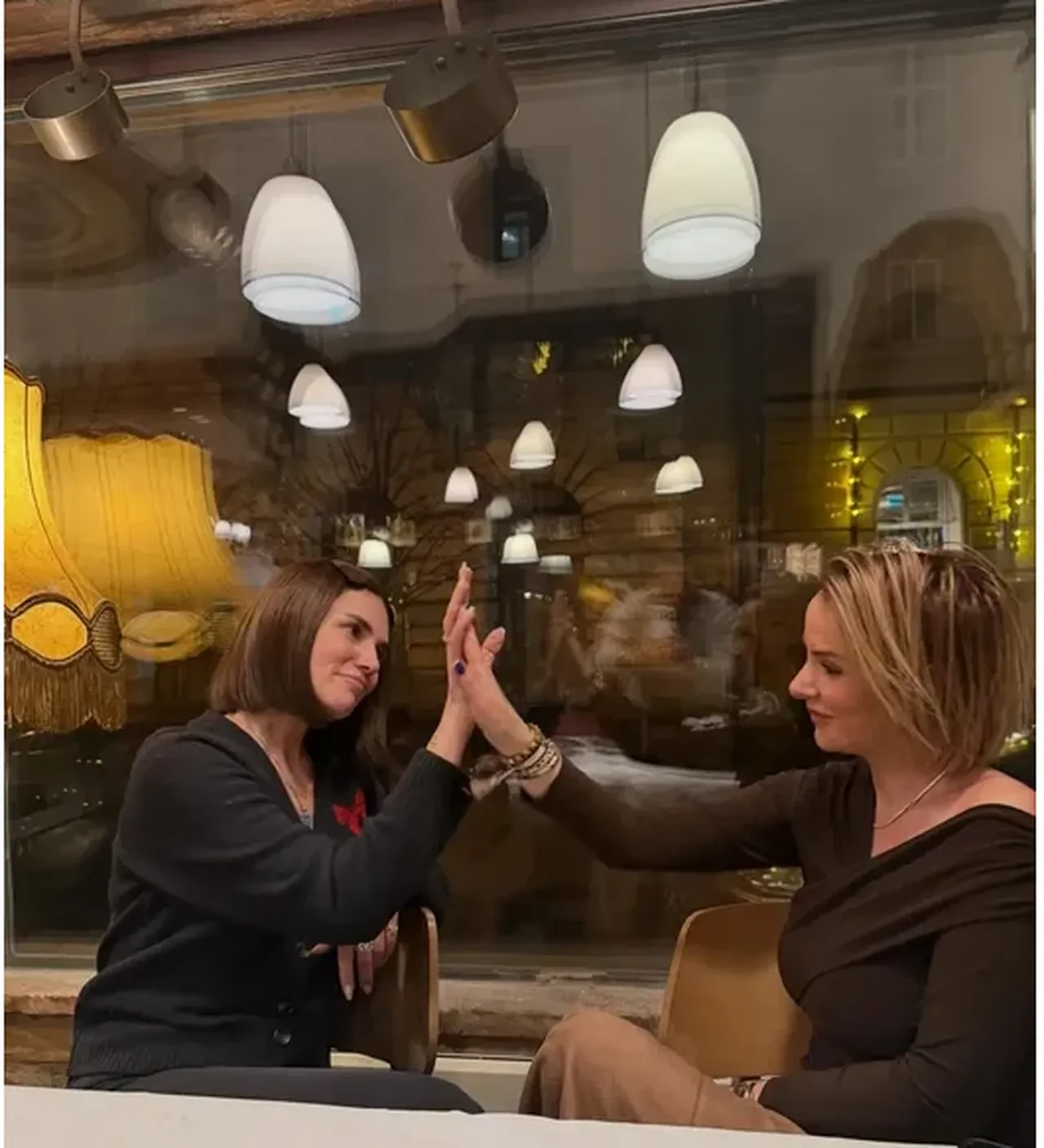 Buse Varol ile Merve Tektaş aralarındaki buzları eritti! Viyana çıkarmasına beğeni yağdı 