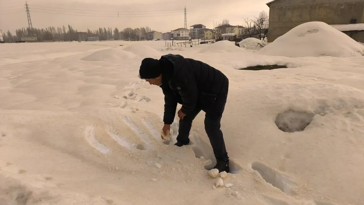 Camdan bakanlar gözlerine inanamadı! Bembeyaz kar bir gecede kahverengiye dönüştü