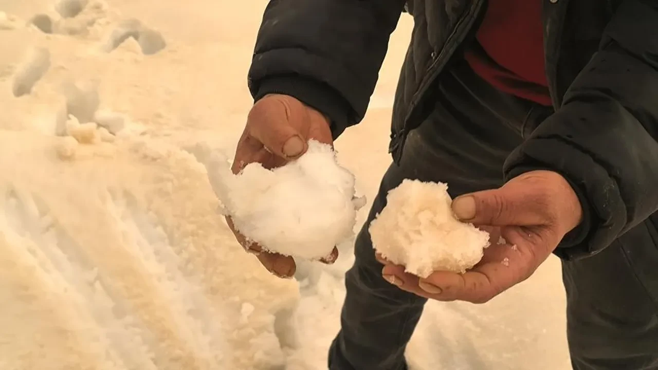 Camdan bakanlar gözlerine inanamadı! Bembeyaz kar bir gecede kahverengiye dönüştü