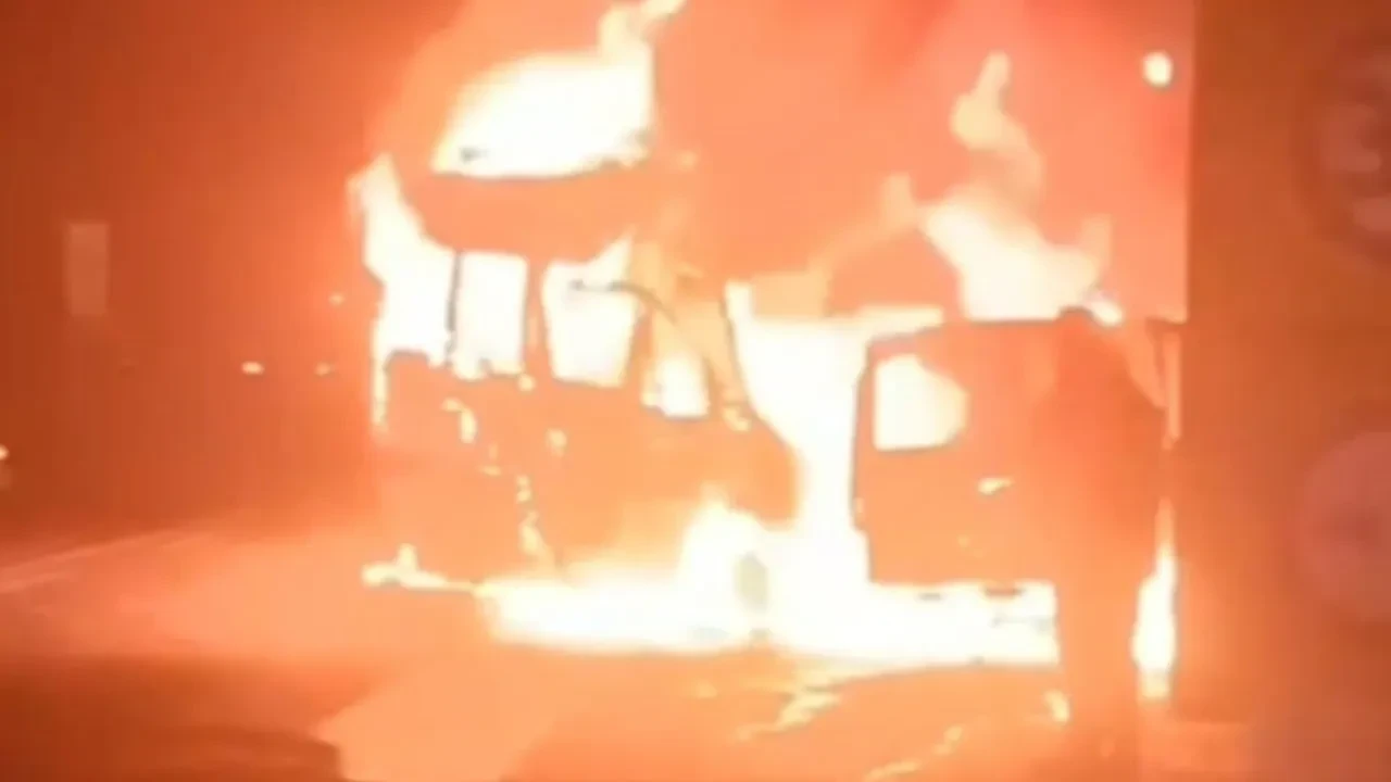 Çarpışan arabalar alev topuna döndü