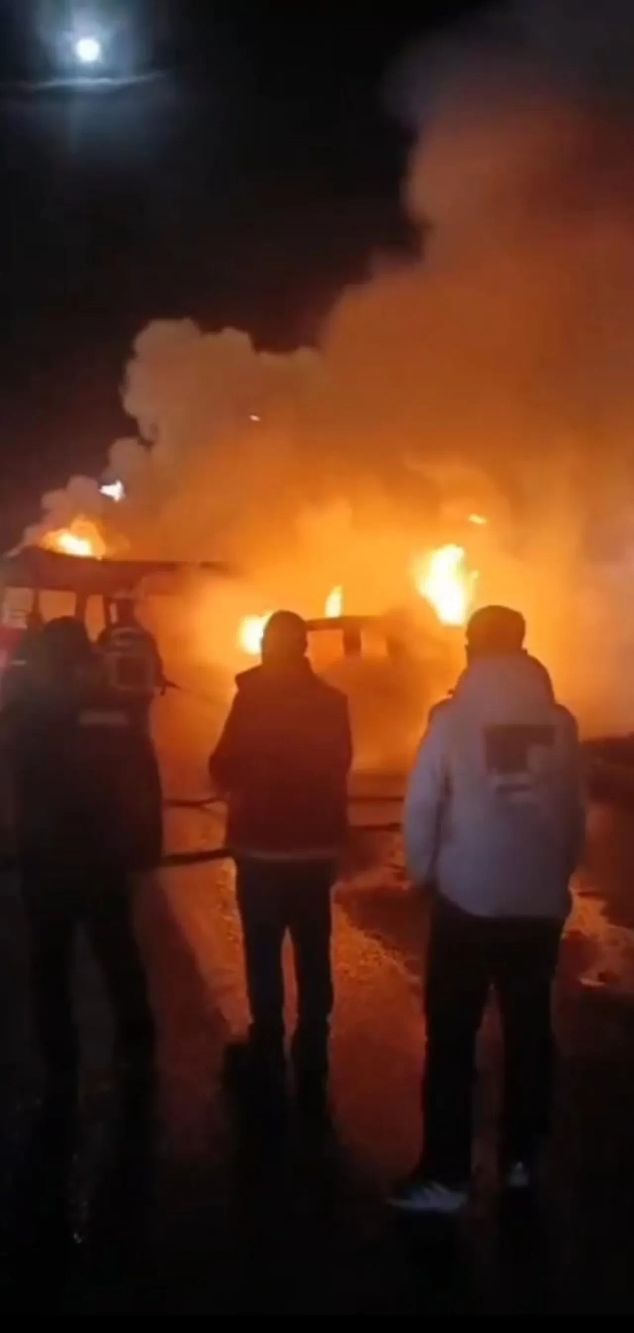 Çarpışan arabalar alev topuna döndü