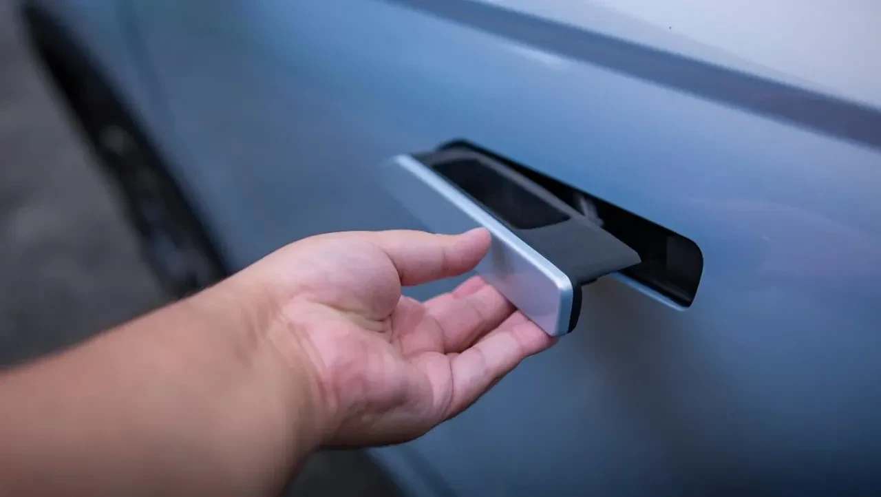 Elektrikli araçlarda 'gizli kapı kolu' dönemi kapanıyor: Çin 2027'ye kadar süre verdi