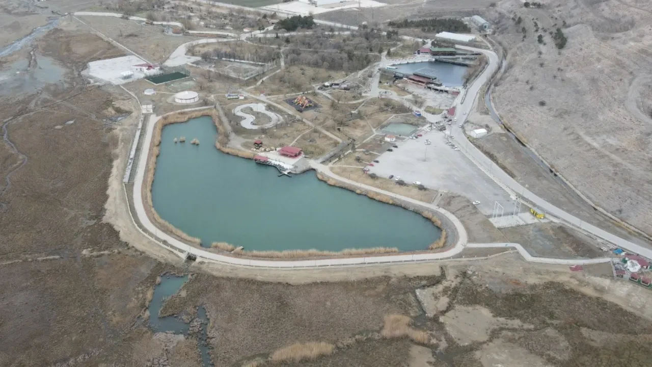 Erzincan'da nadir görülen doğal oluşum: 5 farklı su kaynağı birbirine karışmadan akıyor