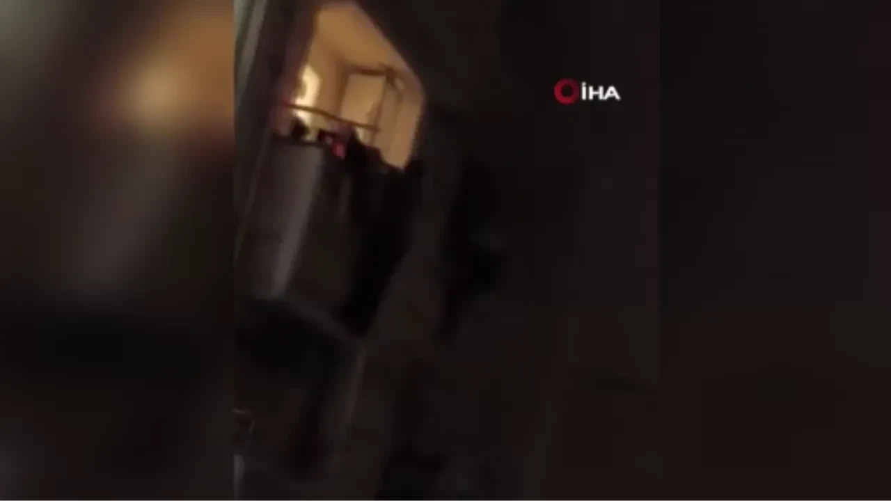 Esenyurt'ta çıkan yangında can pazarı! İnsanlar balkondan aşağı sarkarak kurtuldu: O anlar kamerada!
