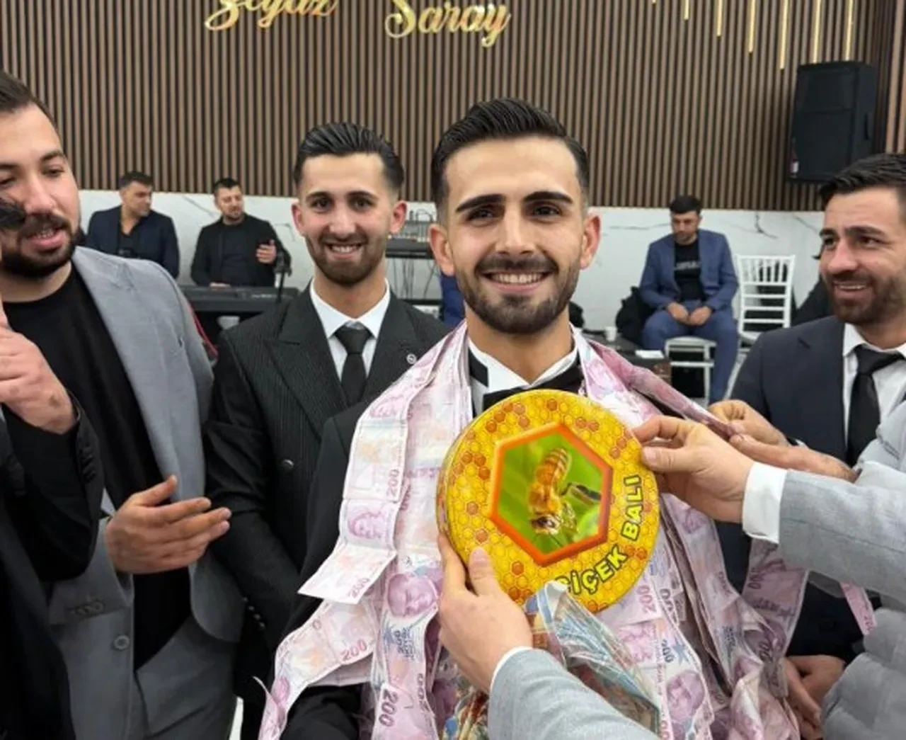 Gelin ve damada ezberbozan hediye! Davetliler şaşkınlığını gizleyemedi