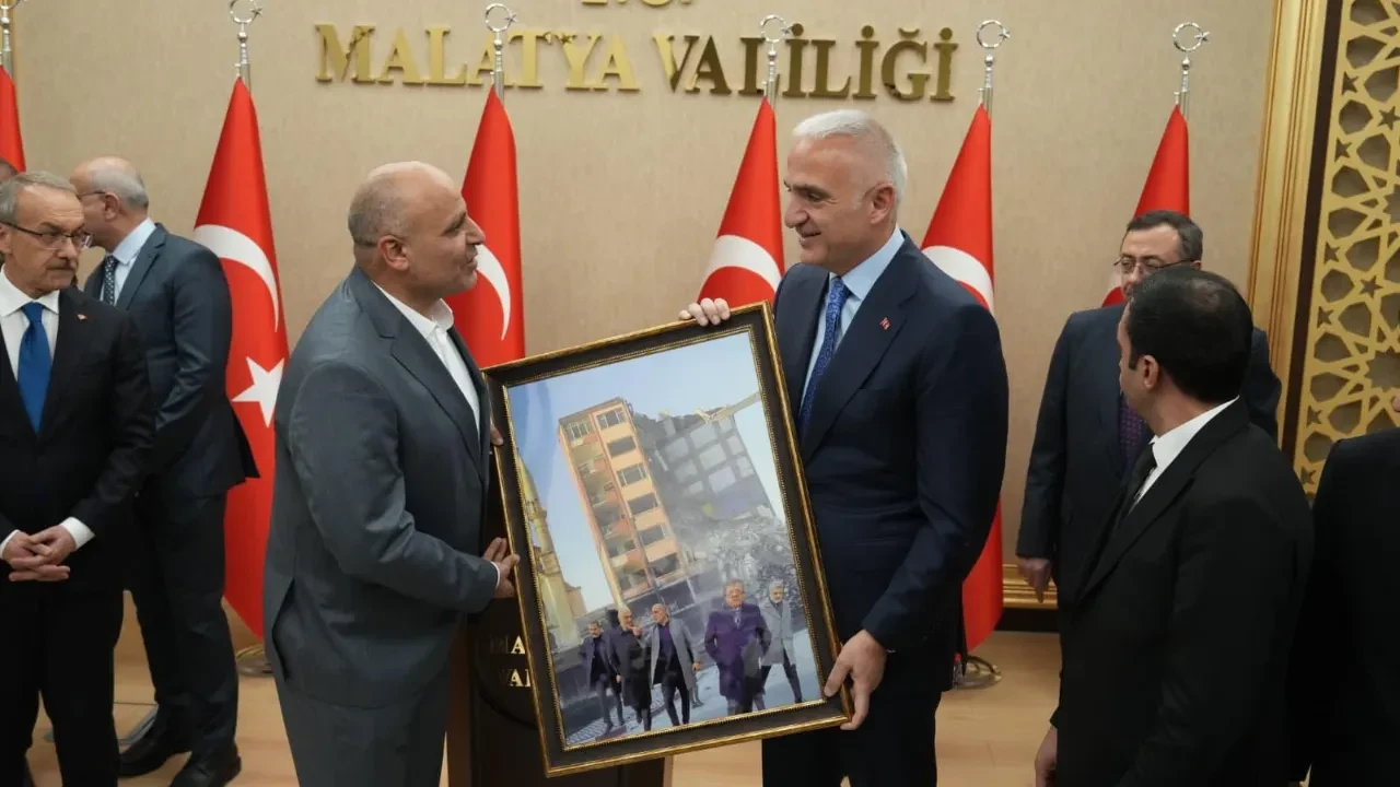 Gerçek 3 yıl sonra ortaya çıktı! Bakan Ersoy, Malatya’daki depremde ölümden dönmüş