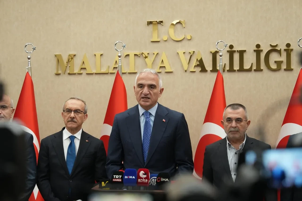 Gerçek 3 yıl sonra ortaya çıktı! Bakan Ersoy, Malatya’daki depremde ölümden dönmüş