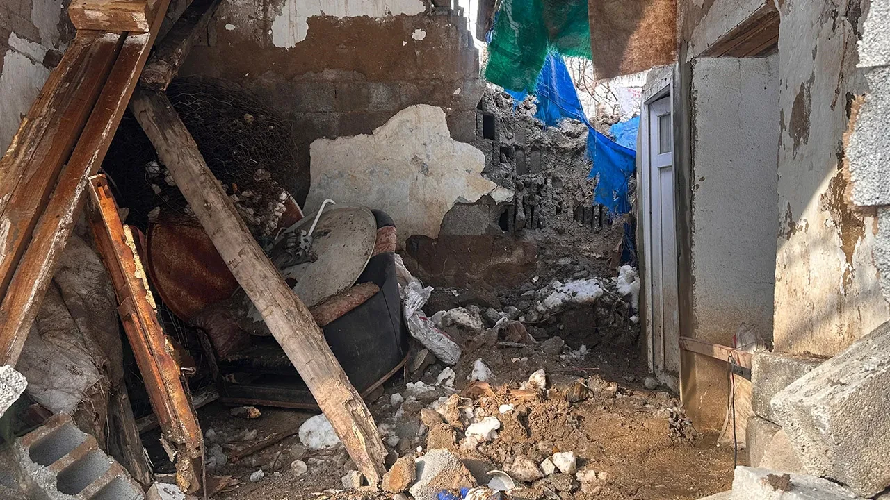 Hakkari'de korku dolu anlar! Evin üzerine kaya düştü