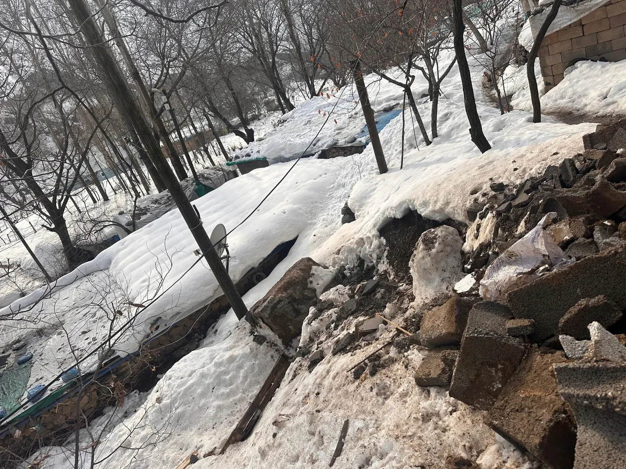 Hakkari'de korku dolu anlar! Evin üzerine kaya düştü