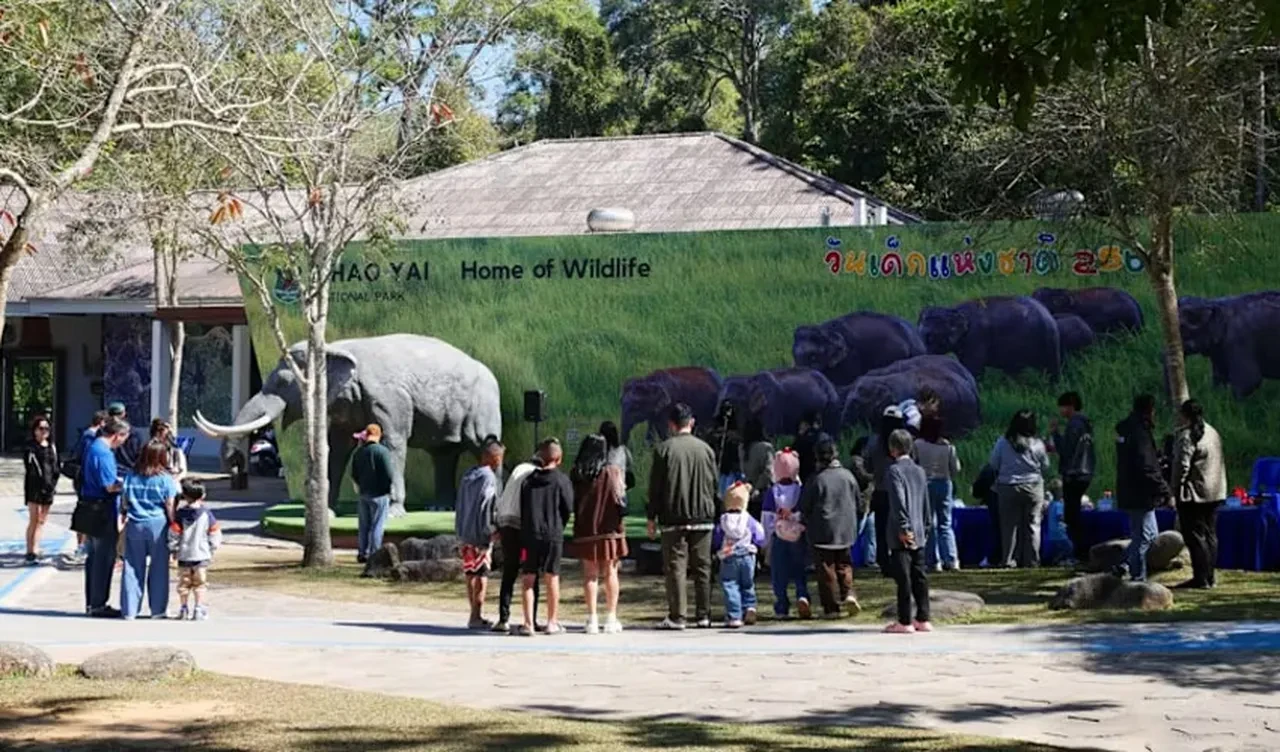Herkesin gözü önünde kampçıyı hortumuyla yakaladı ve ezdi! Korkunç fil saldırısı