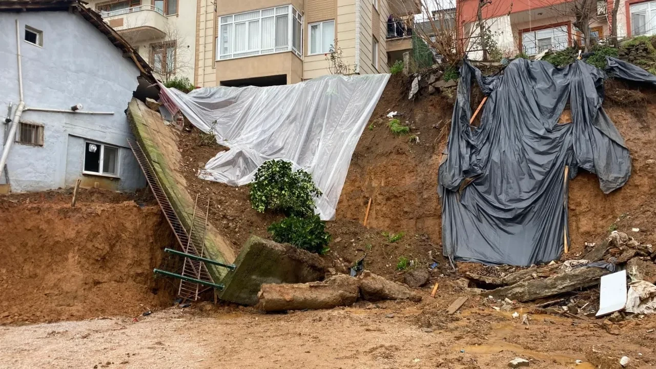 İstinat duvarı deprem olur gibi çöktü! Ortalık savaş alanına döndü