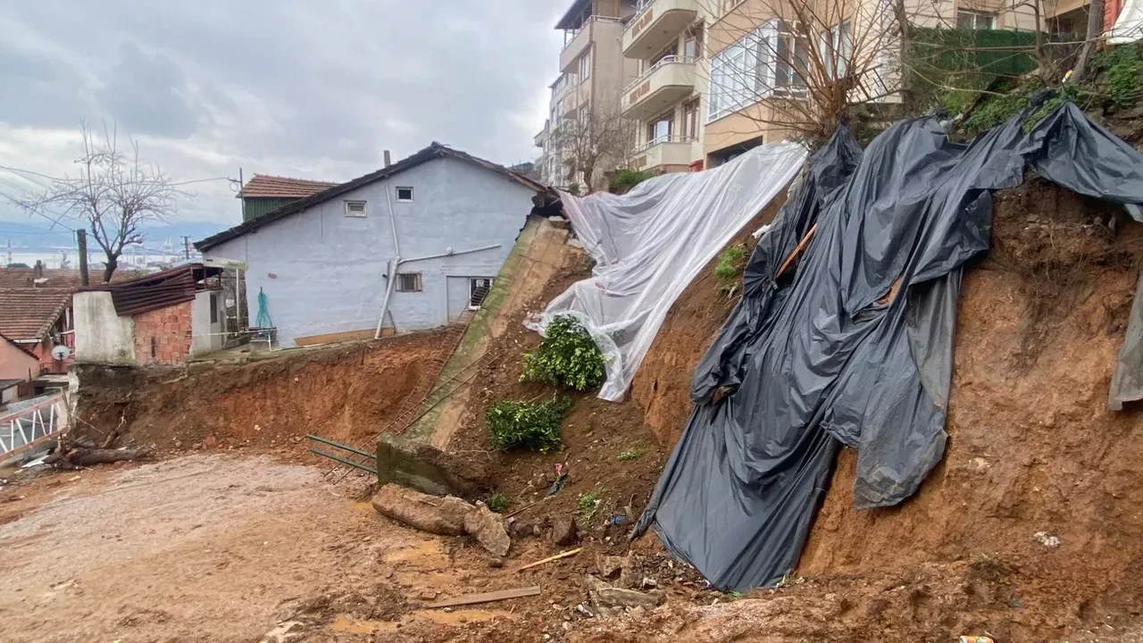 İstinat duvarı deprem olur gibi çöktü! Ortalık savaş alanına döndü