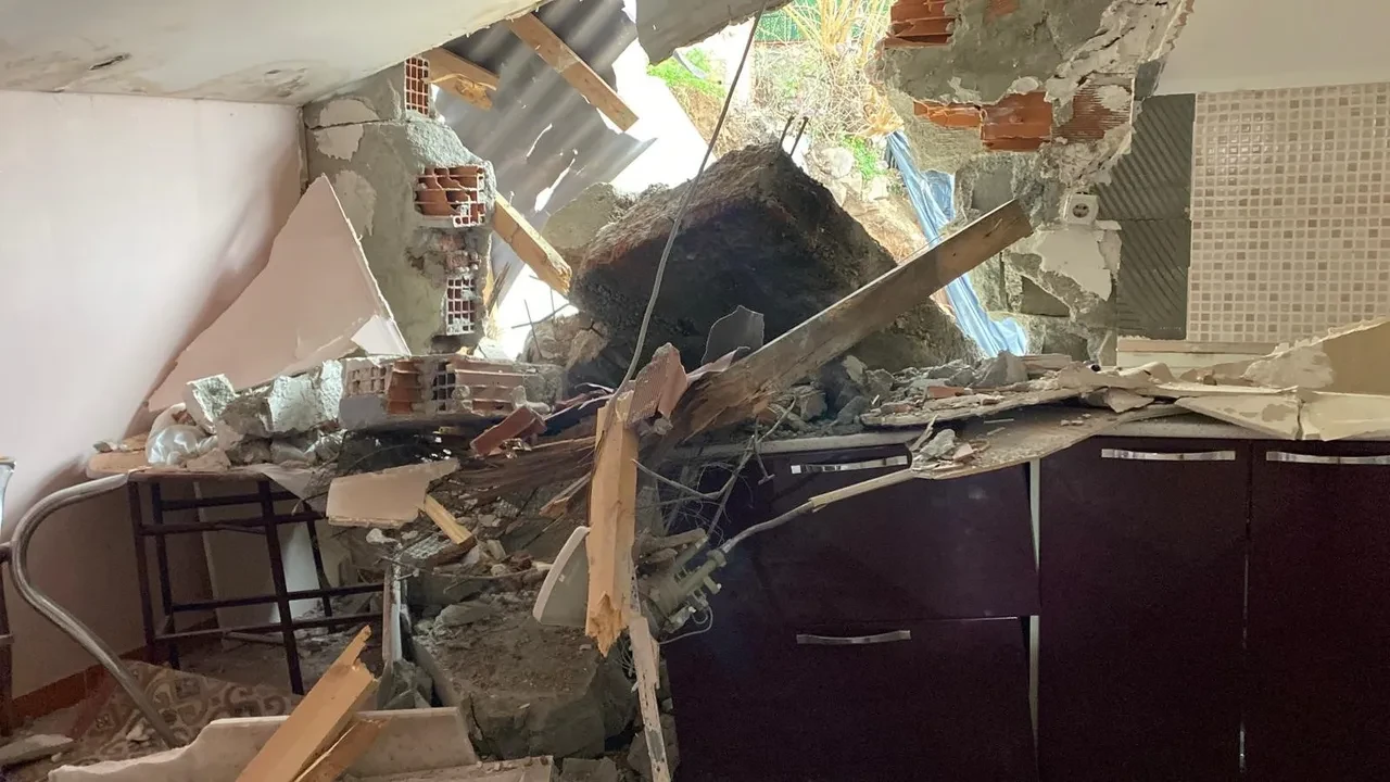 İstinat duvarı deprem olur gibi çöktü! Ortalık savaş alanına döndü