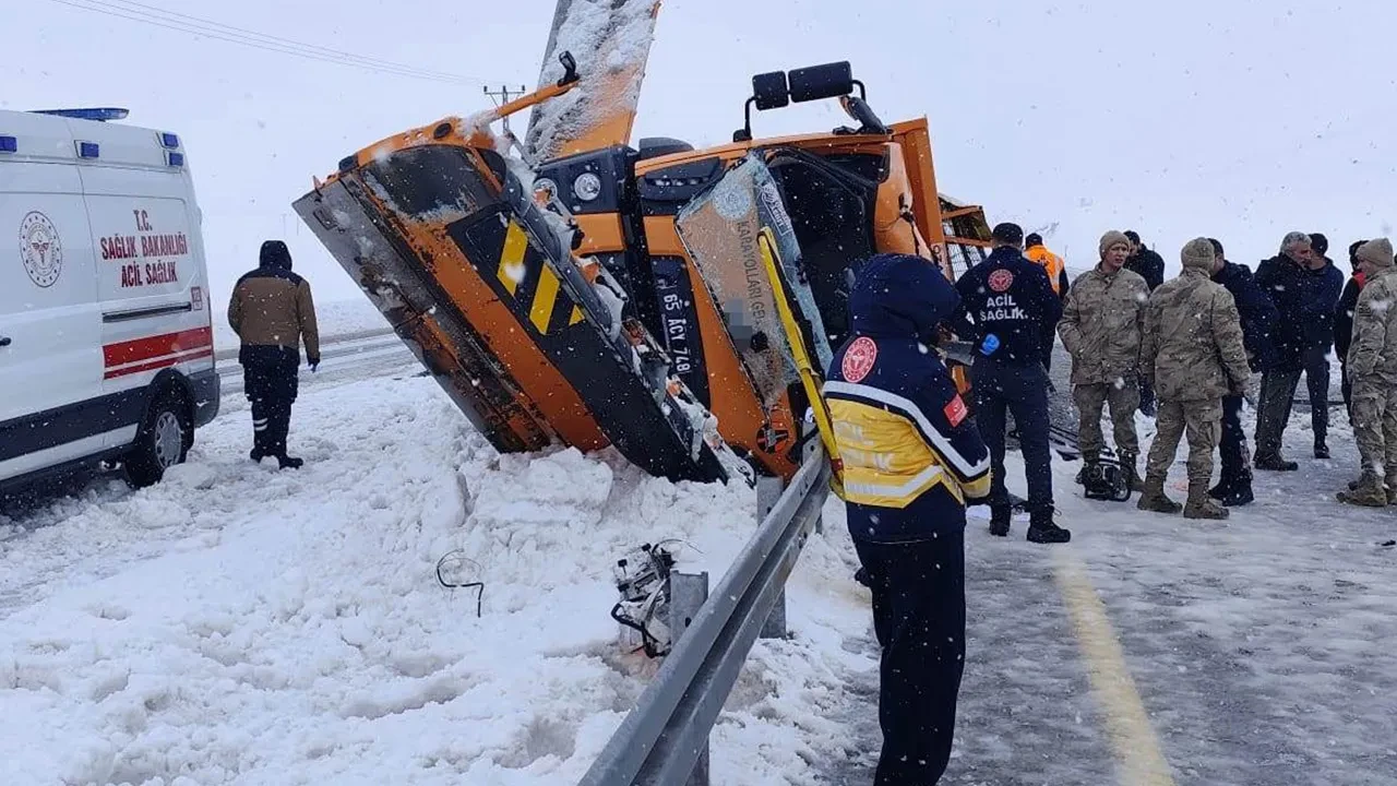 Karayollarına ait iş makinesi kaza yaptı: 1 ölü, 1 ağır yaralı