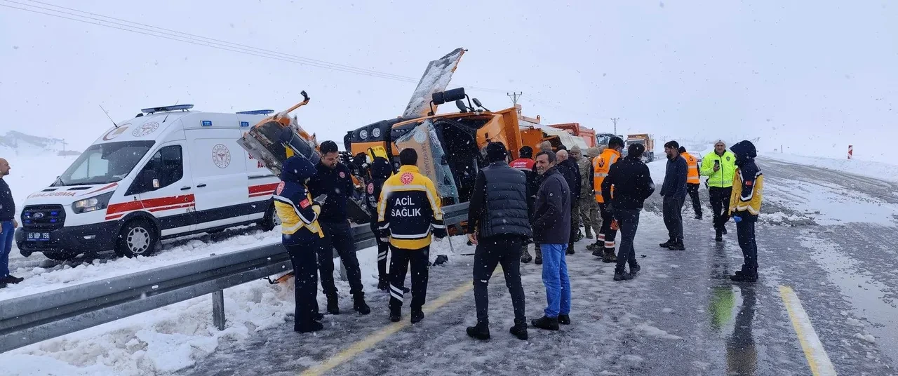 Karayollarına ait iş makinesi kaza yaptı: 1 ölü, 1 ağır yaralı