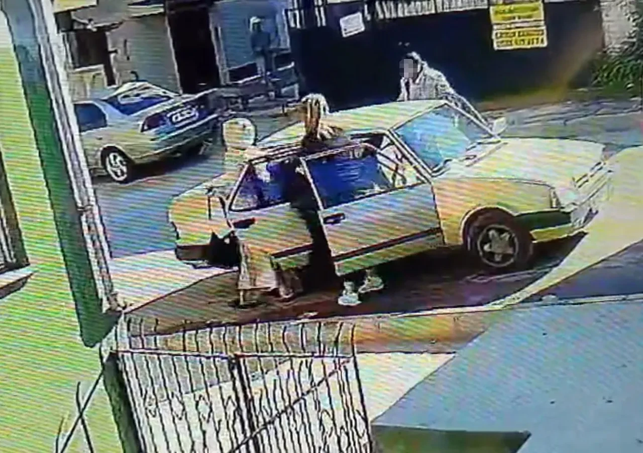 Komşuları 'Evin soyuluyor' diye aradı; Gurbetten dönen adam kamera kayıtlarını izleyince hayatının şokunu yaşadı! 