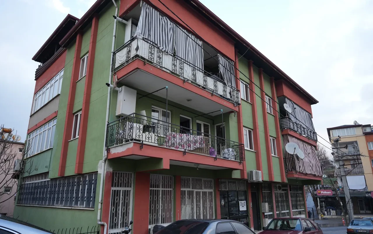 Komşuları 'Evin soyuluyor' diye aradı; Gurbetten dönen adam kamera kayıtlarını izleyince hayatının şokunu yaşadı! 